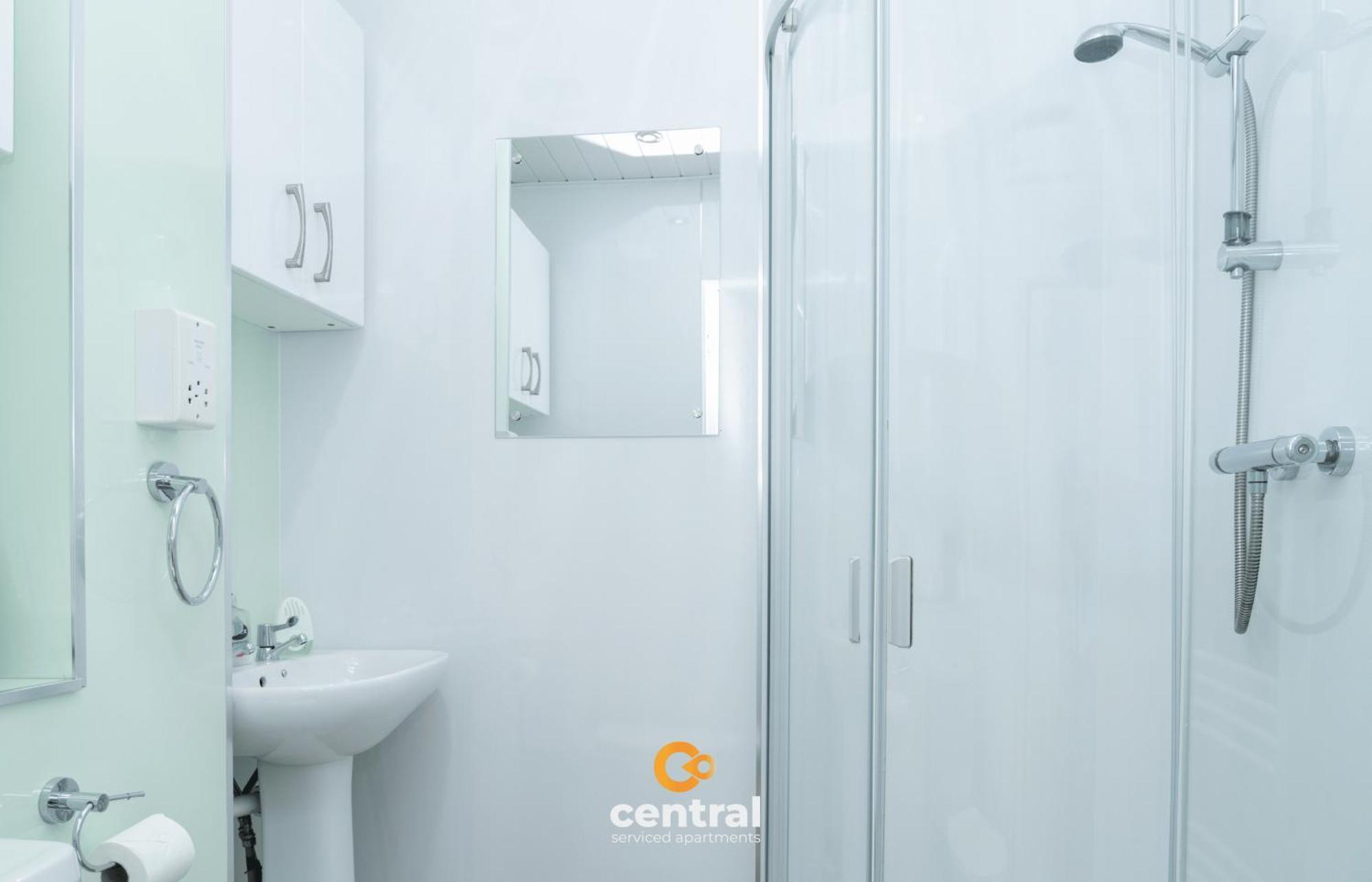 Central Serviced Apartments - 2 Bedroom - Ground Floor - Monthly & Weekly Bookings Welcome - Free Street Parking - 2 Double Beds - Wifi - Smart Tvs In Rooms - Fully Equipped - Heating 24-7 - Contractor & Short Stay Favourite Νταντί Εξωτερικό φωτογραφία