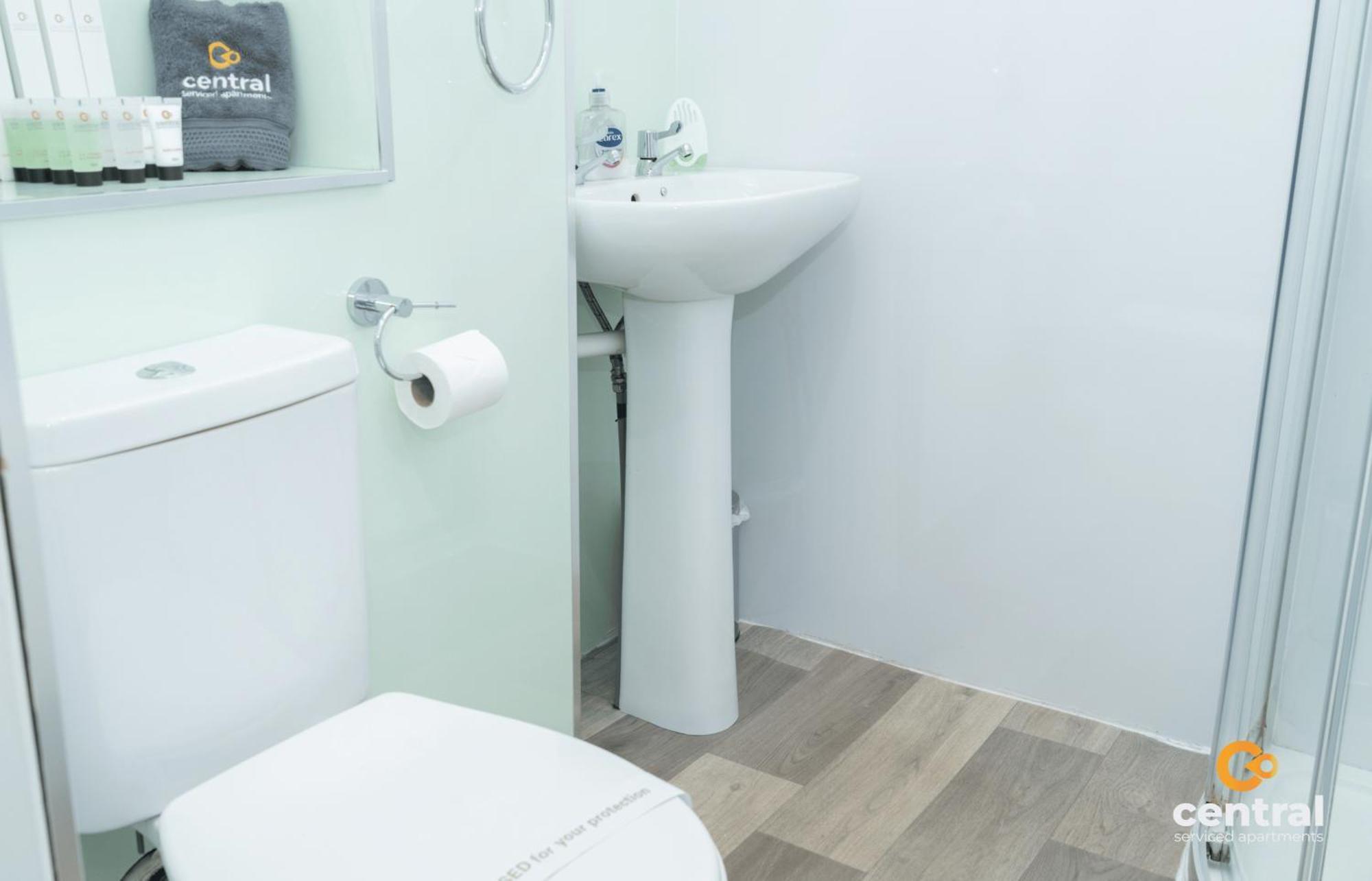 Central Serviced Apartments - 2 Bedroom - Ground Floor - Monthly & Weekly Bookings Welcome - Free Street Parking - 2 Double Beds - Wifi - Smart Tvs In Rooms - Fully Equipped - Heating 24-7 - Contractor & Short Stay Favourite Νταντί Εξωτερικό φωτογραφία