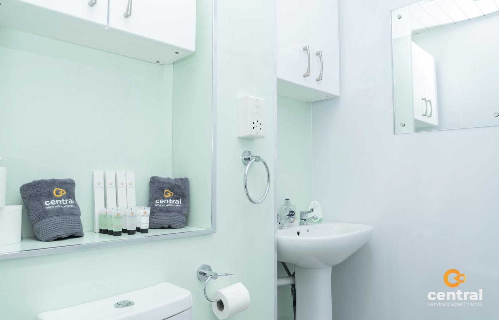 Central Serviced Apartments - 2 Bedroom - Ground Floor - Monthly & Weekly Bookings Welcome - Free Street Parking - 2 Double Beds - Wifi - Smart Tvs In Rooms - Fully Equipped - Heating 24-7 - Contractor & Short Stay Favourite Νταντί Εξωτερικό φωτογραφία